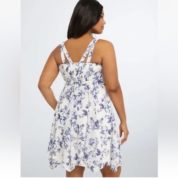 Gorgeous Torrid Lined Ivory and Floral Dress Size 3 - Picture 3 of 11